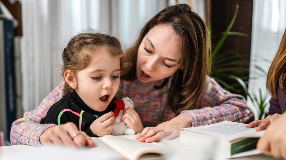 Madre ayudando a su hija con dislexia